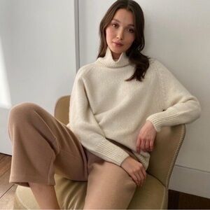 ARITZIA Babaton Cream Day Off 100% Alpaca Turtleneck Sweater Small